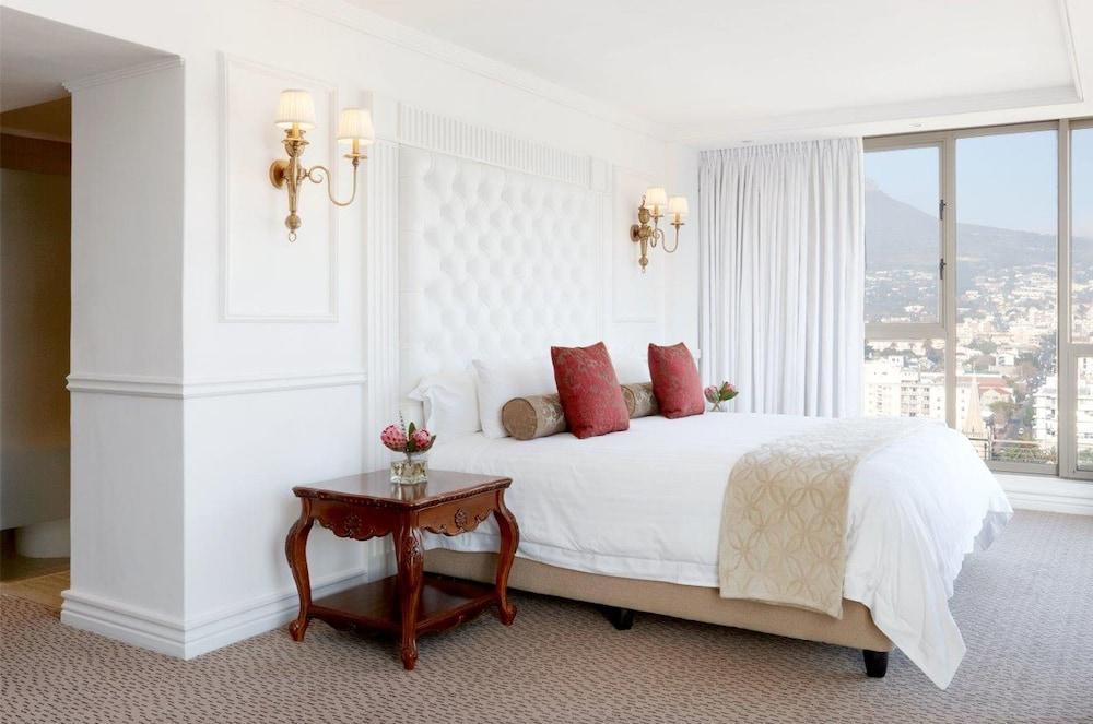 Pepperclub Hotel Cape Town Bagian luar foto A bedroom at the Cape Town Hilton
