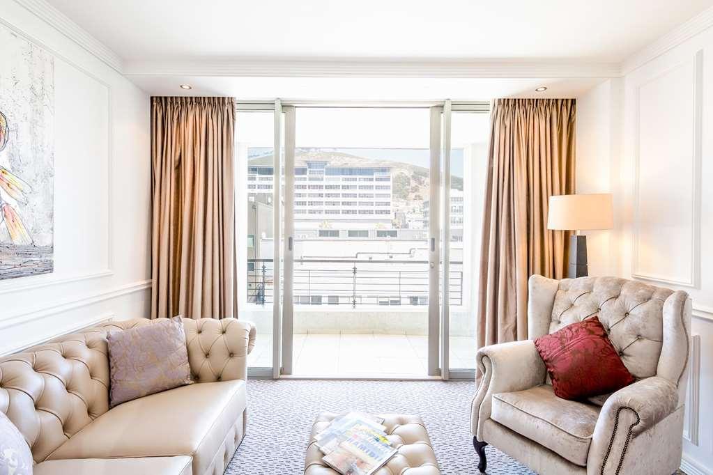 Pepperclub Hotel Cape Town Ruang foto A living room with a view of the harbour