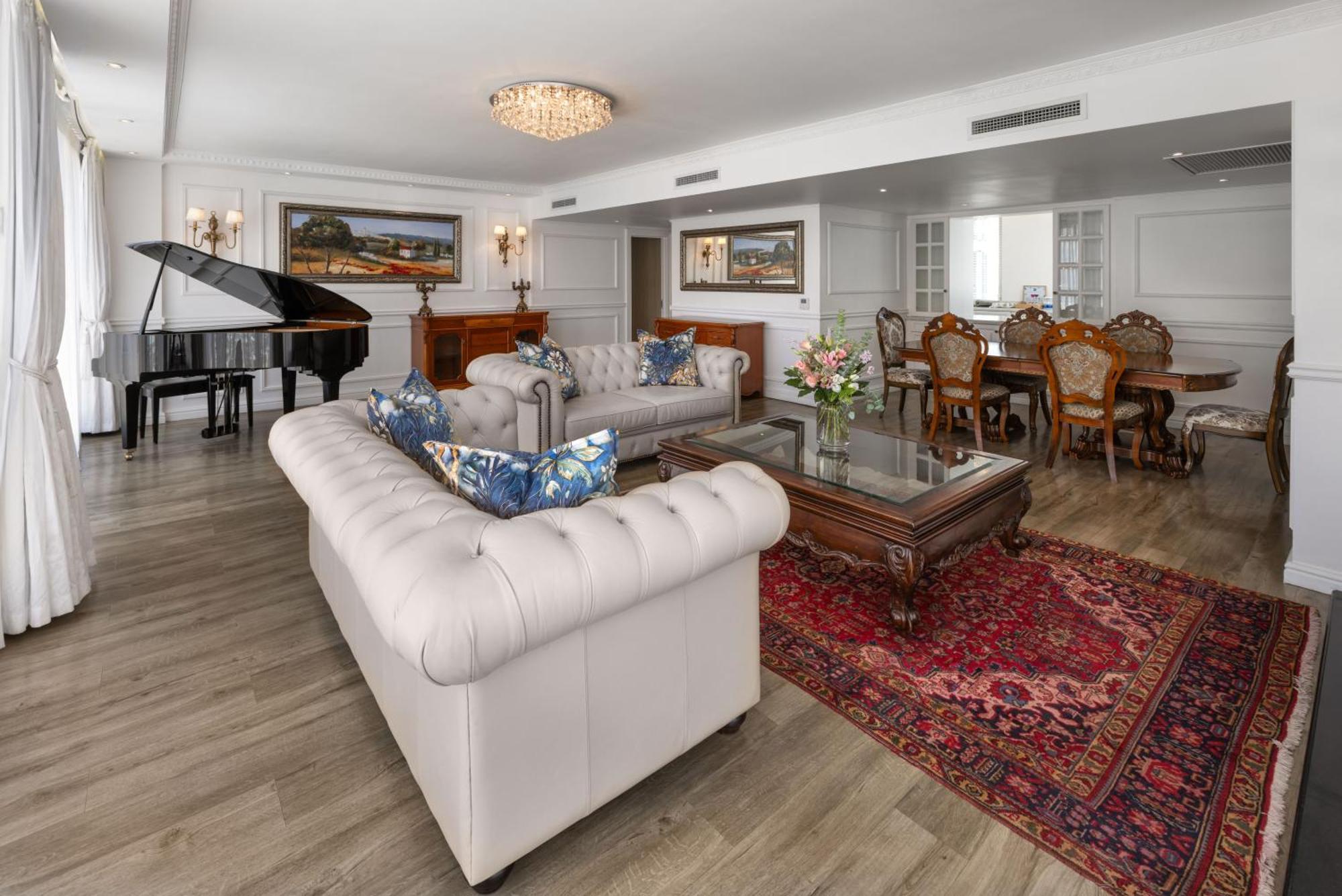 Pepperclub Hotel Cape Town Bagian luar foto The living room of a penthouse apartment