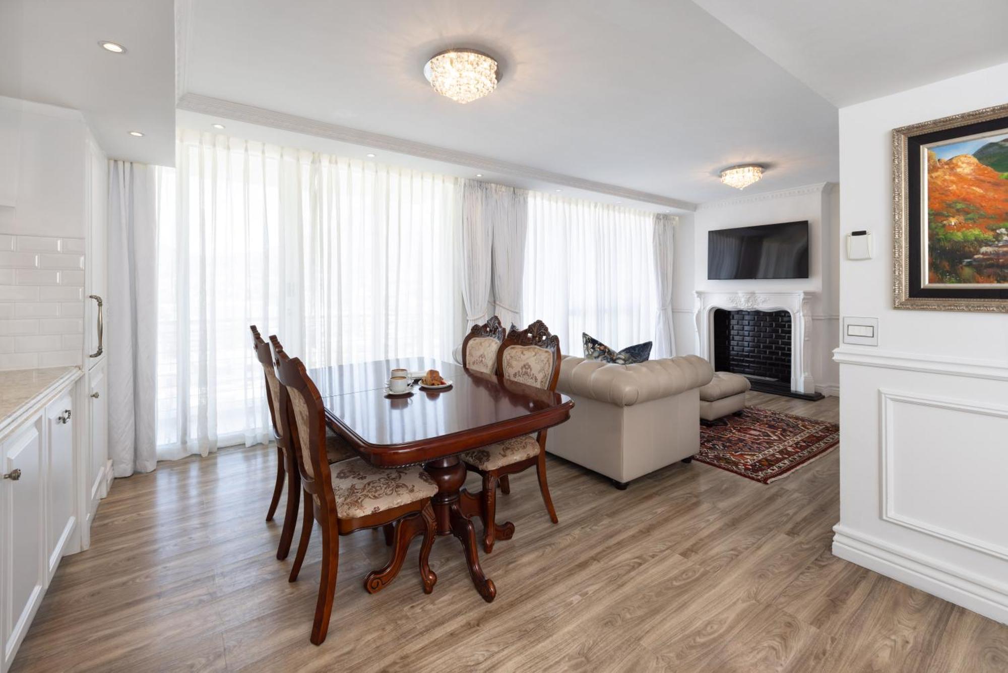 Pepperclub Hotel Cape Town Bagian luar foto A living room in a condominium