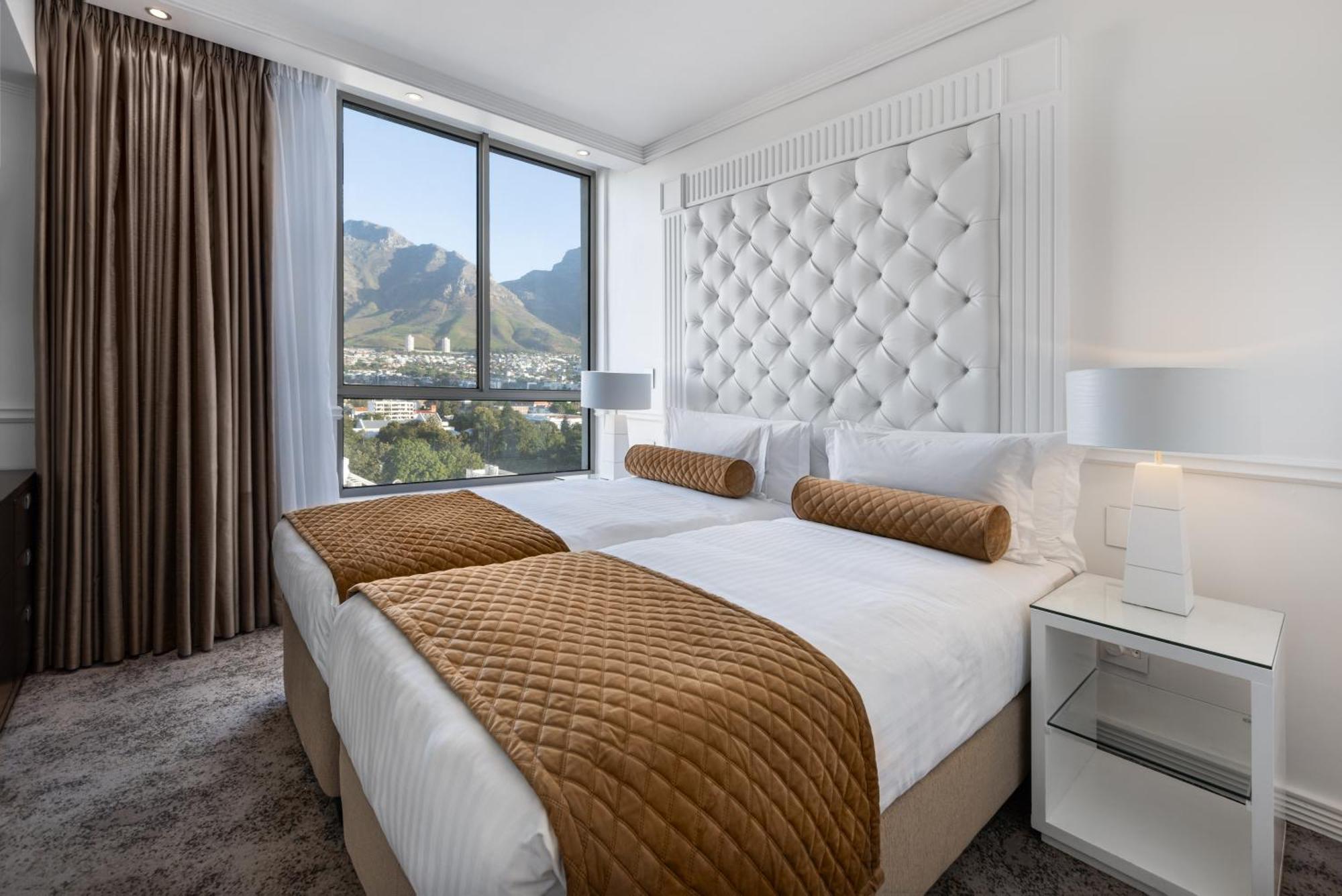 Pepperclub Hotel Cape Town Bagian luar foto A bedroom at the Cape Town International Convention Centre