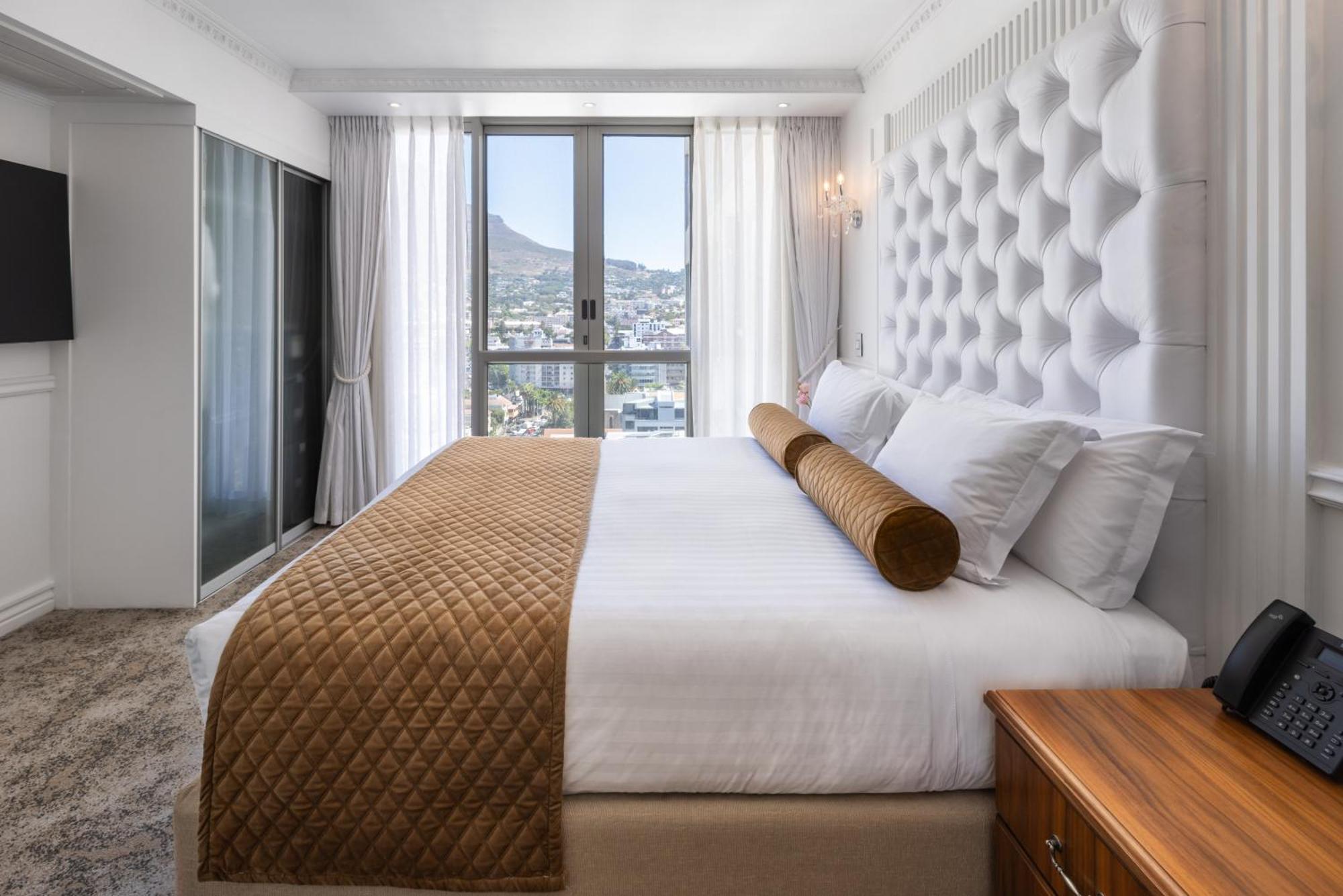 Pepperclub Hotel Cape Town Bagian luar foto A bedroom at the Cape Town International Convention Centre