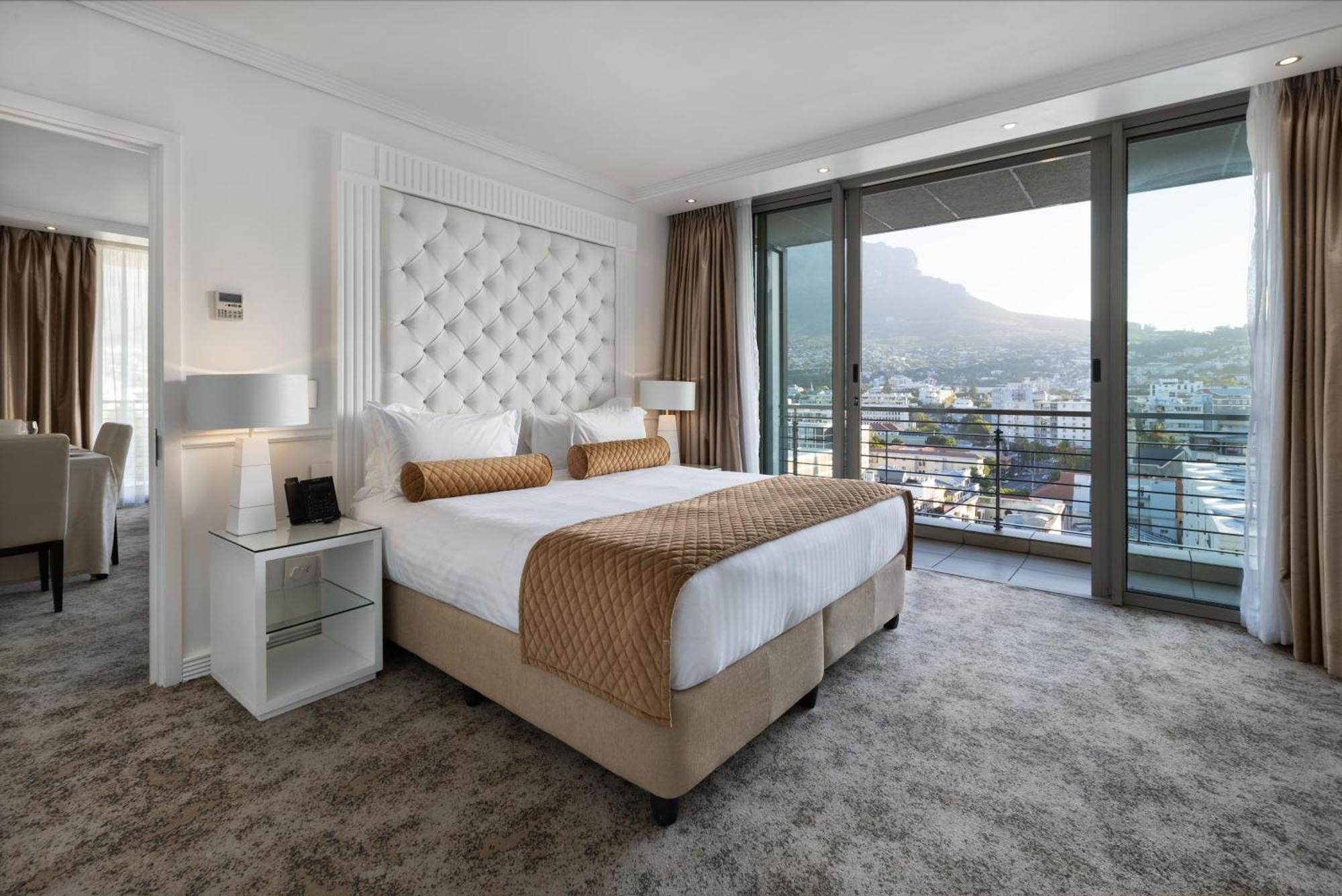 Pepperclub Hotel Cape Town Bagian luar foto A bedroom at the Cape Town International Convention Centre