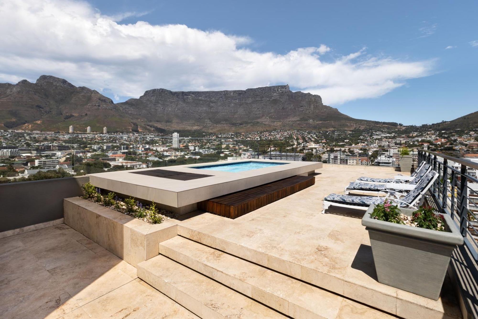 Pepperclub Hotel Cape Town Bagian luar foto The Cape Town Hilton's rooftop pool