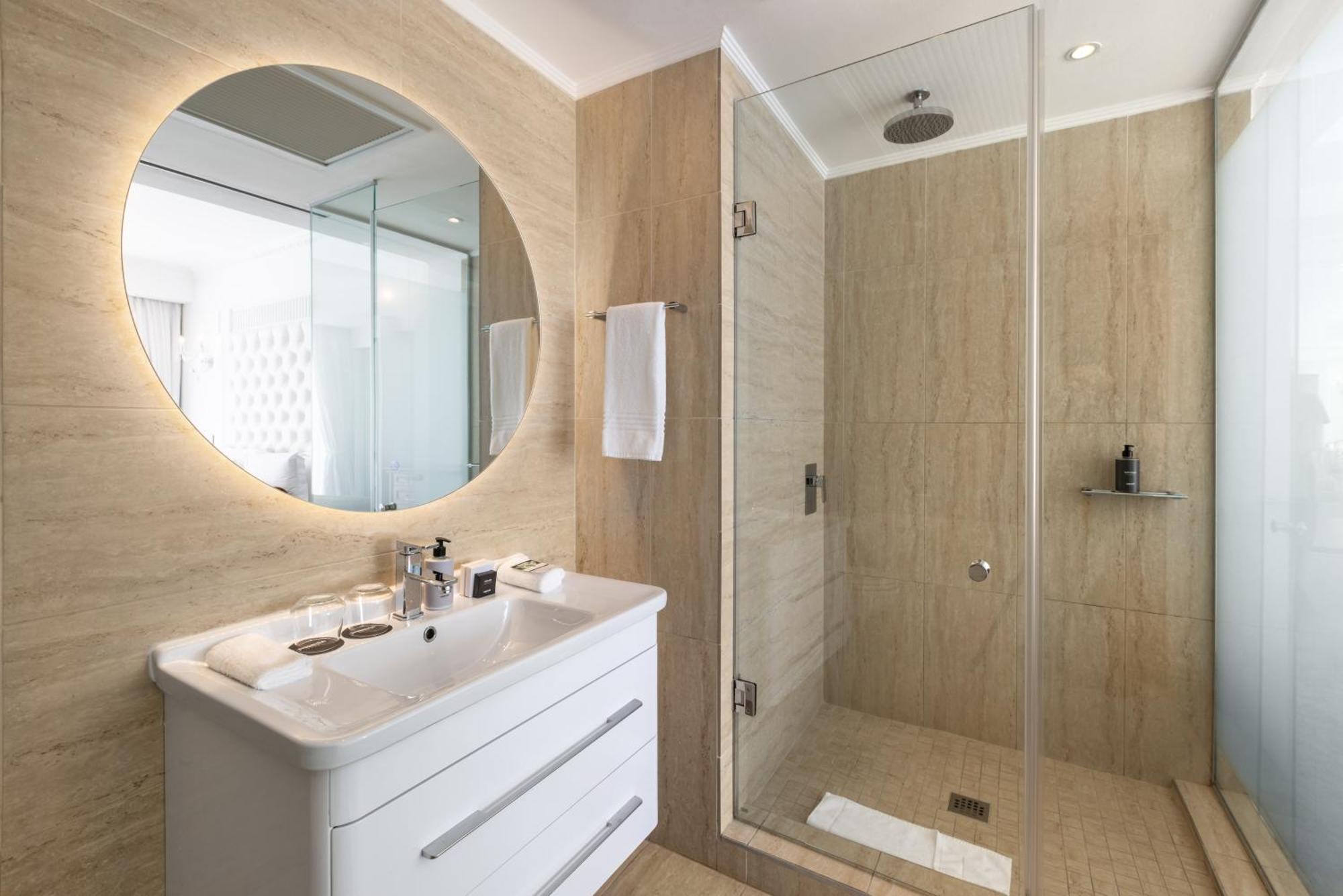 Pepperclub Hotel Cape Town Bagian luar foto A modern bathroom