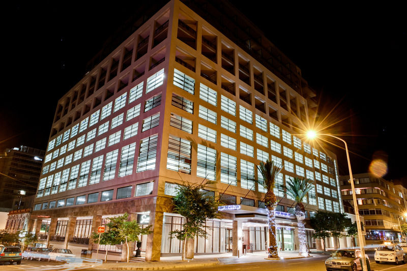 Pepperclub Hotel Cape Town Bagian luar foto The hotel at night