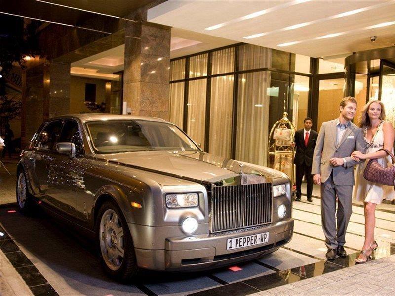 Pepperclub Hotel Cape Town Bagian luar foto Rolls-Royce Phantom