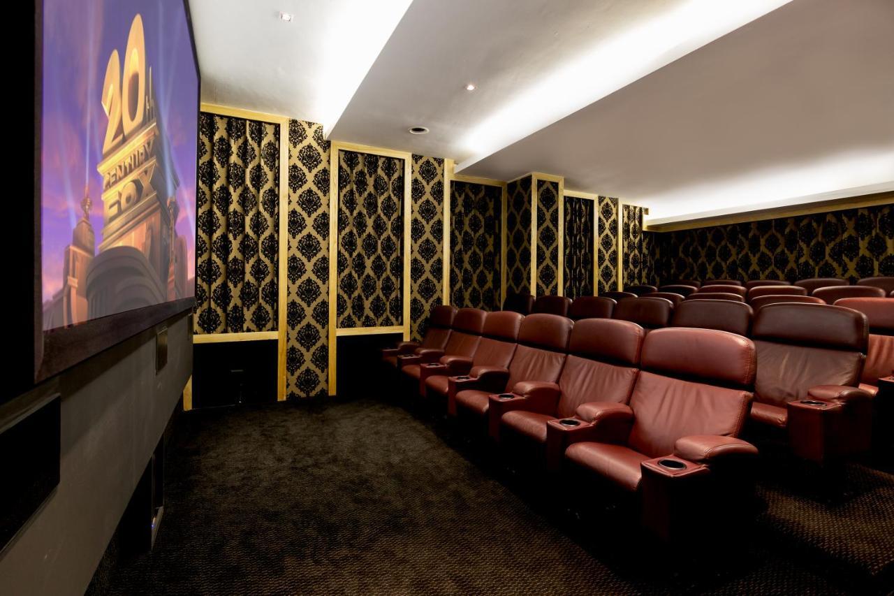 Pepperclub Hotel Cape Town Bagian luar foto The interior of a typical movie theater